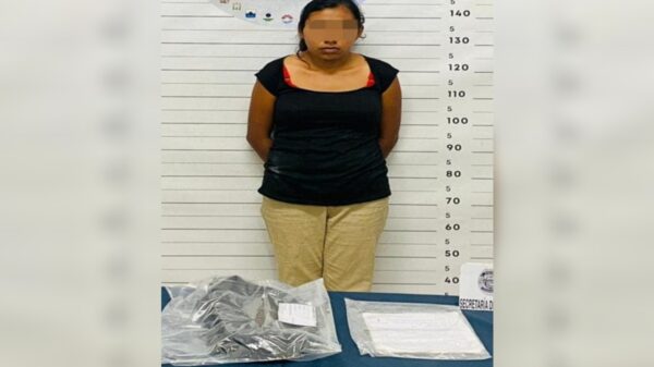 Detienen a mujer por extorsión a comercio en Playa del Carmen.