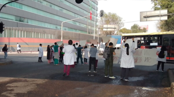 Protestan médicos frente a torre de Pemex en CDMX