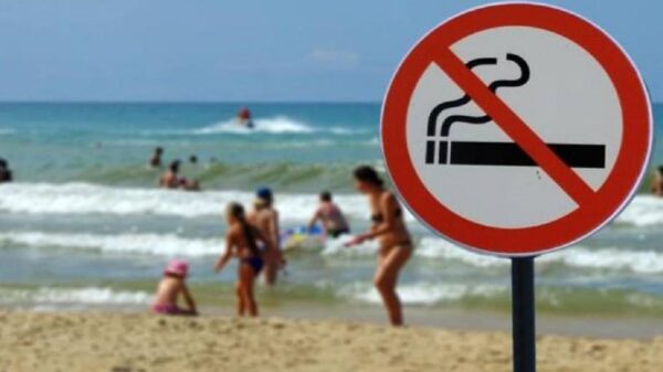 ¡Aguas! Ya está prohibido fumar en lugares públicos como plazas, restaurantes y playas.