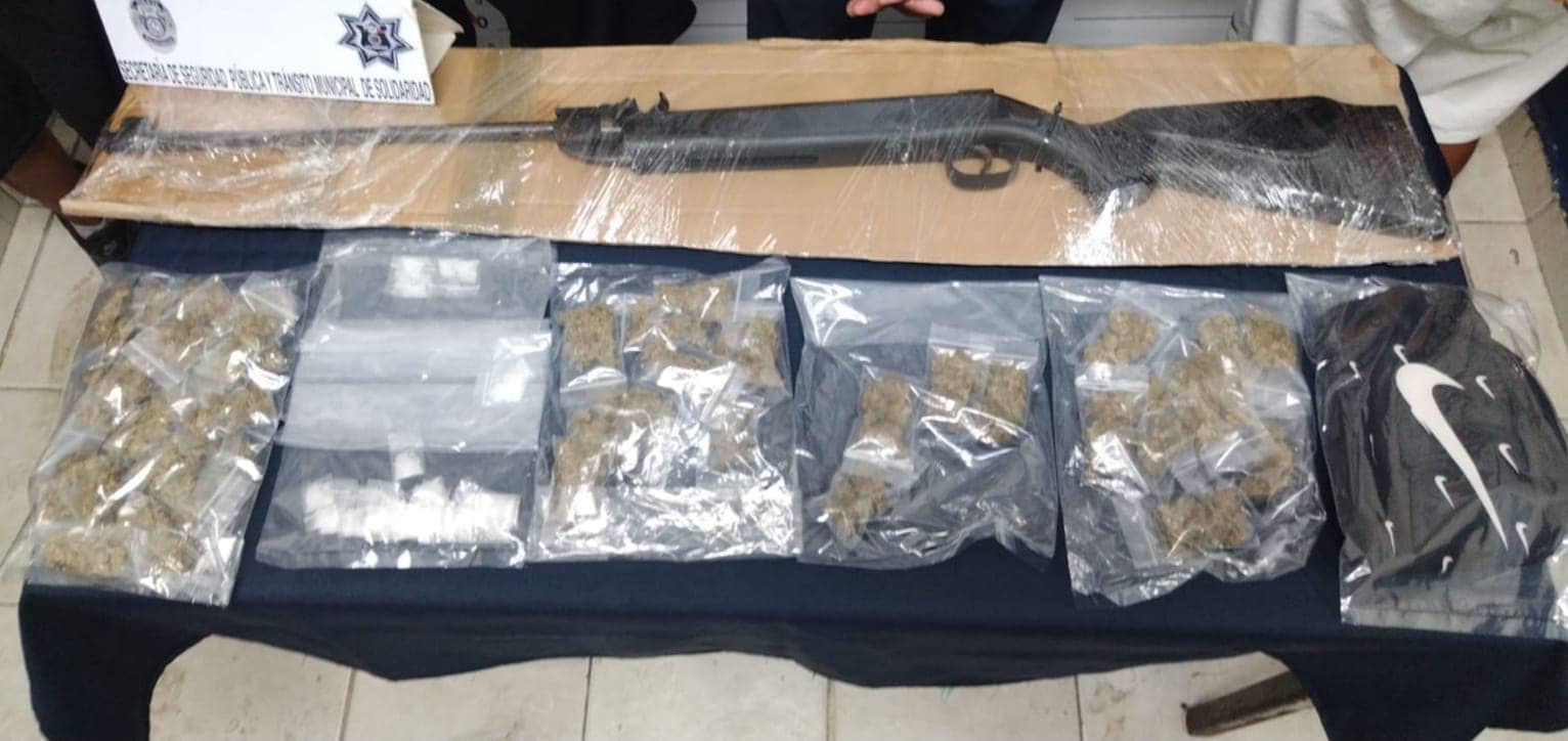 En Playa del Carmen detienen a presuntos narcomenudistas en un taxi; les decomisaron 77 dosis y la réplica de una escopeta.