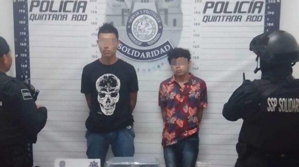 Dos sujetos caen con más de 100 dosis de drogas en Playa del Carmen.