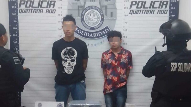 Dos sujetos caen con más de 100 dosis de drogas en Playa del Carmen.