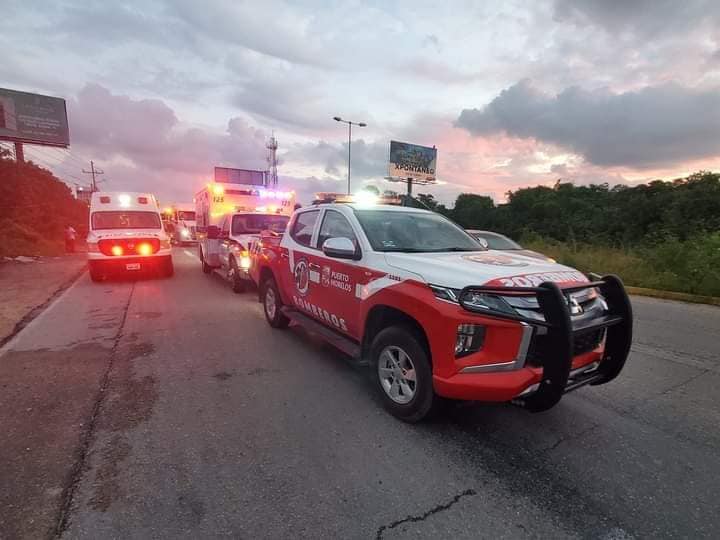 Autobús de De Valle choca contra un tráiler a la altura de Petempich; al menos 12 trabajadores de un hotel fueron trasladados por ambulancias.