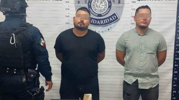 Detienen a dos sujetos con marihuana en la Colosio de Playa del Carmen.