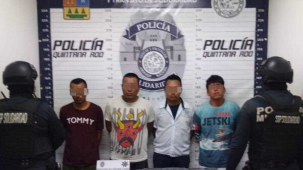 En Playa del Carmen detienen a presuntos narcomenudistas en un taxi