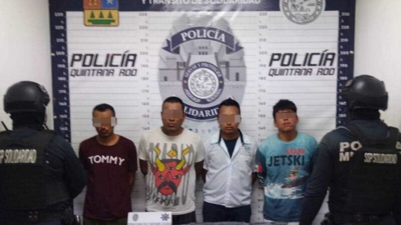 En Playa del Carmen detienen a presuntos narcomenudistas en un taxi