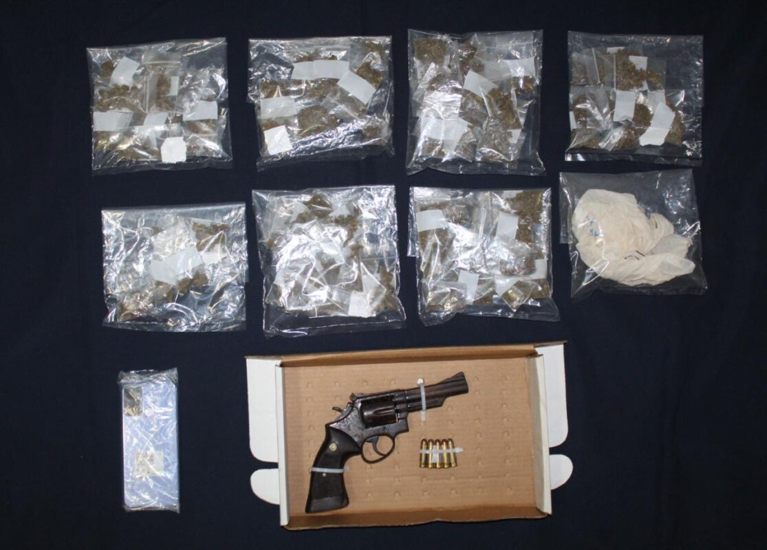 Detienen a narcocélula en la Supermanzana 55 de Cancún; les decomisaron bolsitas con marihuana y un revólver calibre .38.