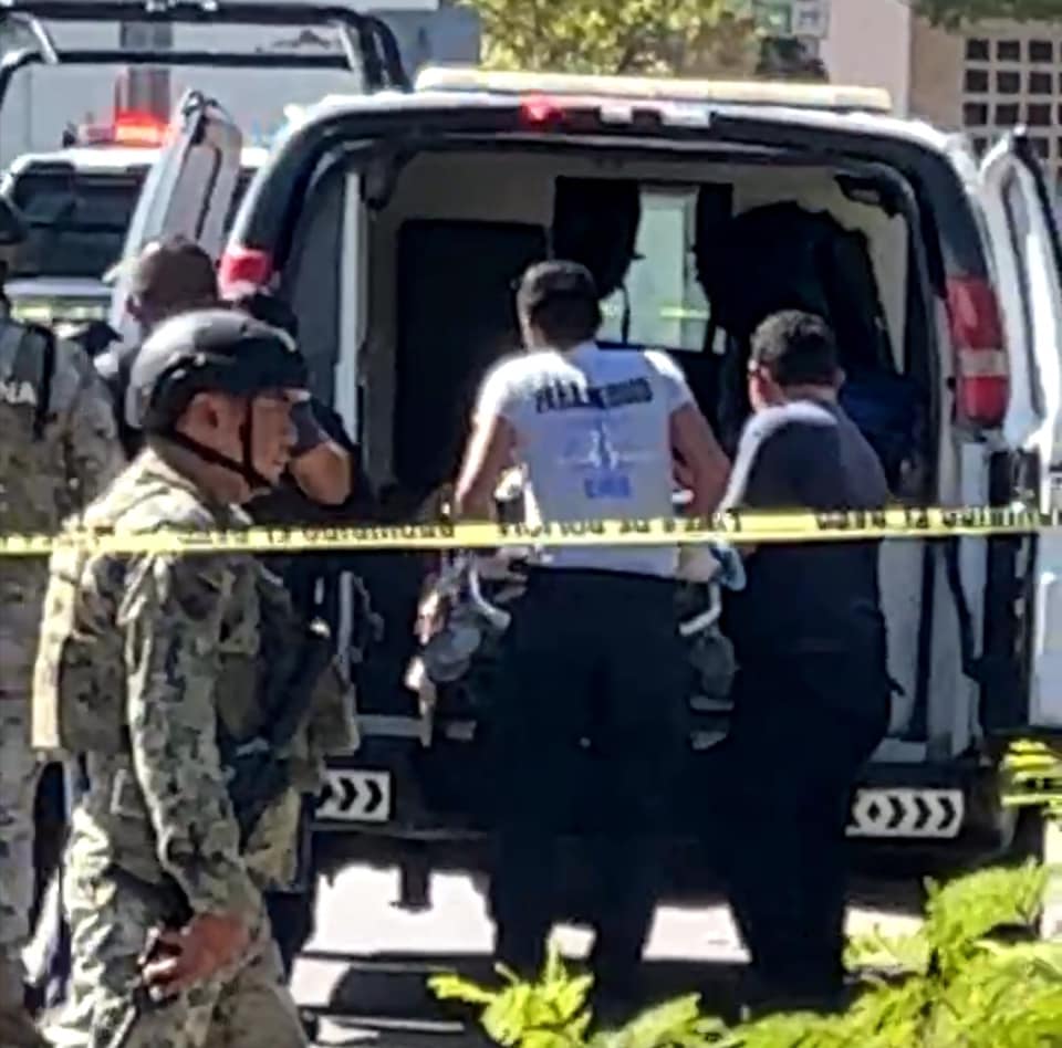 Su esposa y su hija resultaron lesionados y fueron llevadas a un hospital.