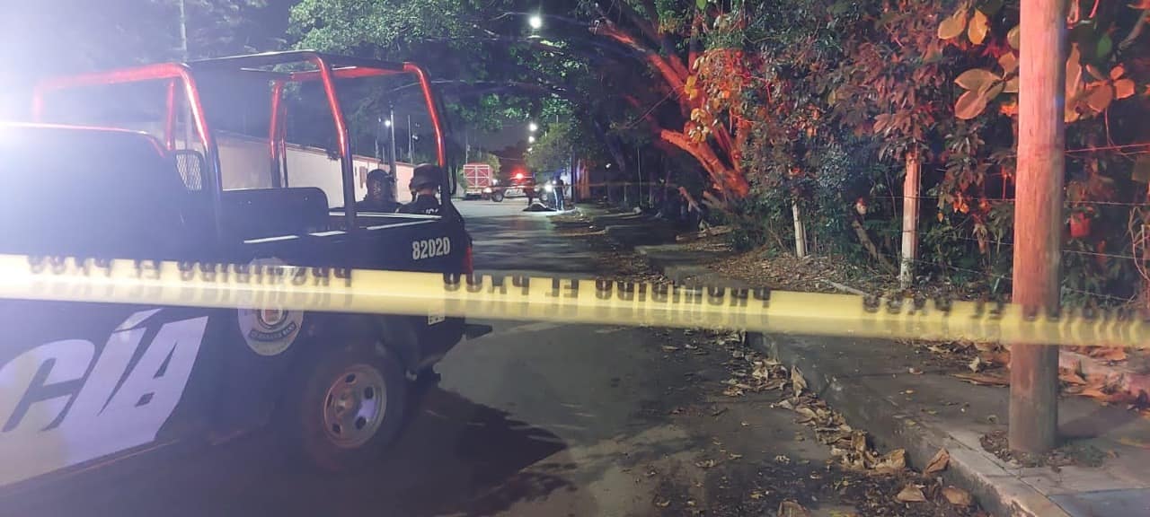 Abandonan el cuerpo de un ejecutado en un parque de Playa del Carmen; la víctima presentaba el tiro de gracias en la cabeza.