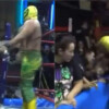 Luchador golpea a aficionado que le aventó cerveza