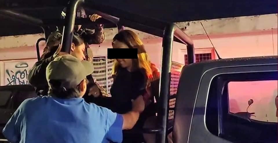 Abogada presuntamente ebria causa destrozos en Cozumel (VIDEO); su imprudencia dejó a una embarazada lesionada y varios coches dañados.