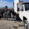 Aseguran a 170 migrantes hacinados en camionetas de carga.