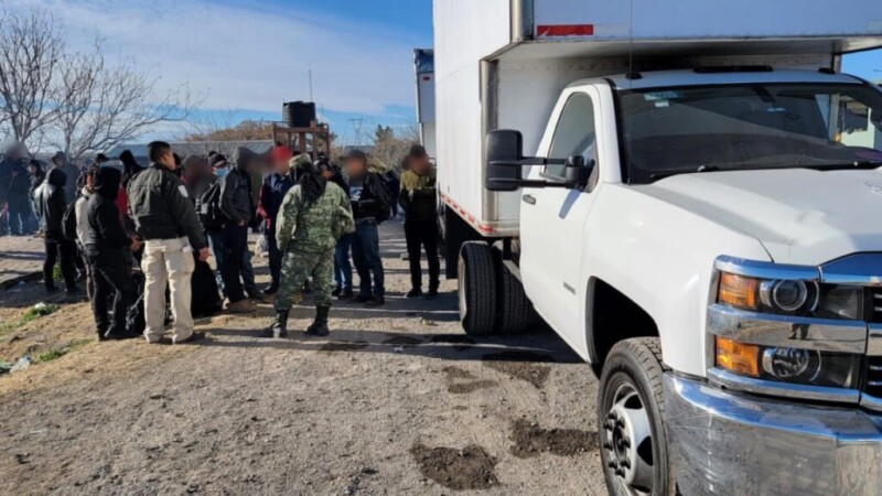 Aseguran a 170 migrantes hacinados en camionetas de carga.