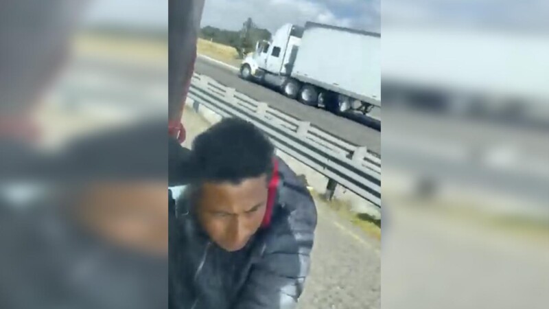 Camionero se lleva "colgado" a presunto ladrón para evitar asalto