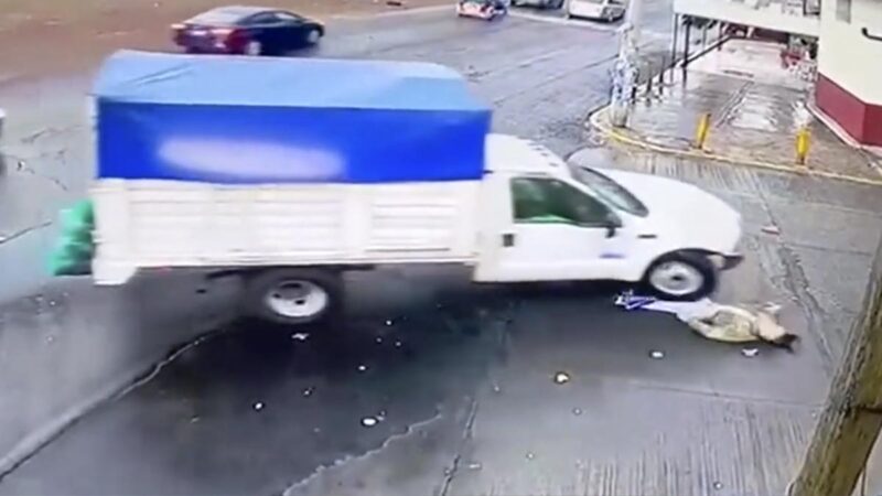 Conductor de camioneta atropella y arrastra a adulto mayor, pese a que se percató de que el vehículo golpeó al hombre, no se detuvo y terminó por pasar todas las llantas encima de su cuerpo