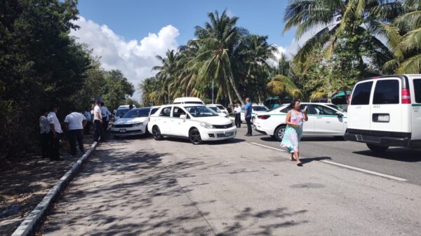 Bloqueo de taxistas colapsa la Zona Hotelera de Cancún (VIDEO).
