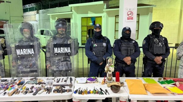 Decomisan droga, armas y celulares durante un cateo en el Cereso de Cancún.