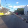 Choca y derriba un poste en la avenida Kabah de Cancún (VIDEO).