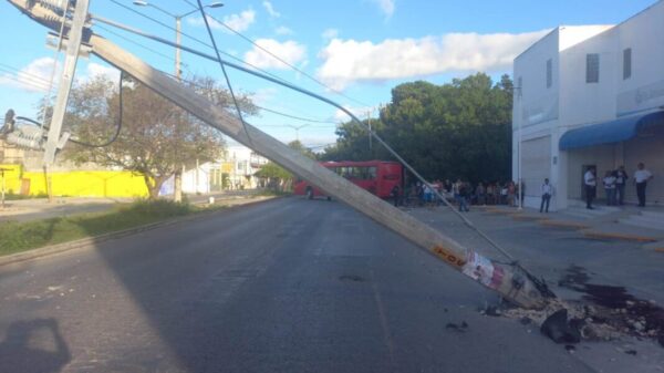 Choca y derriba un poste en la avenida Kabah de Cancún (VIDEO).