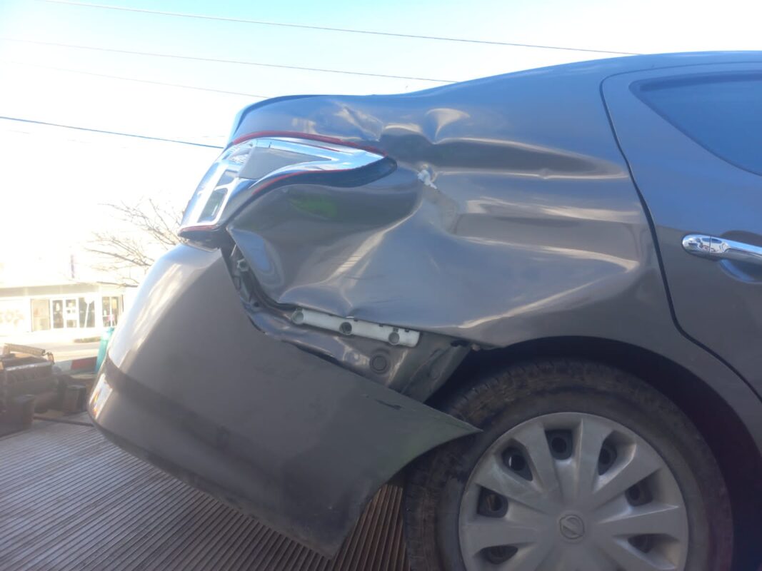 Choca y derriba un poste en la avenida Kabah de Cancún (VIDEO); conductor de un Versa además arrolló a un peatón y abandonó su vehículo.