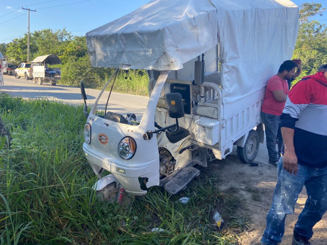 Lesionados dos motociclistas al ser impactados por mototaxi en Tres Reyes; el accidente fue por la imprudencia del conductor de la segunda unidad.