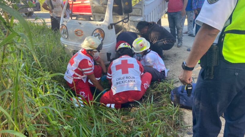 Lesionados dos motociclistas al ser impactados por mototaxi en Tres Reyes.