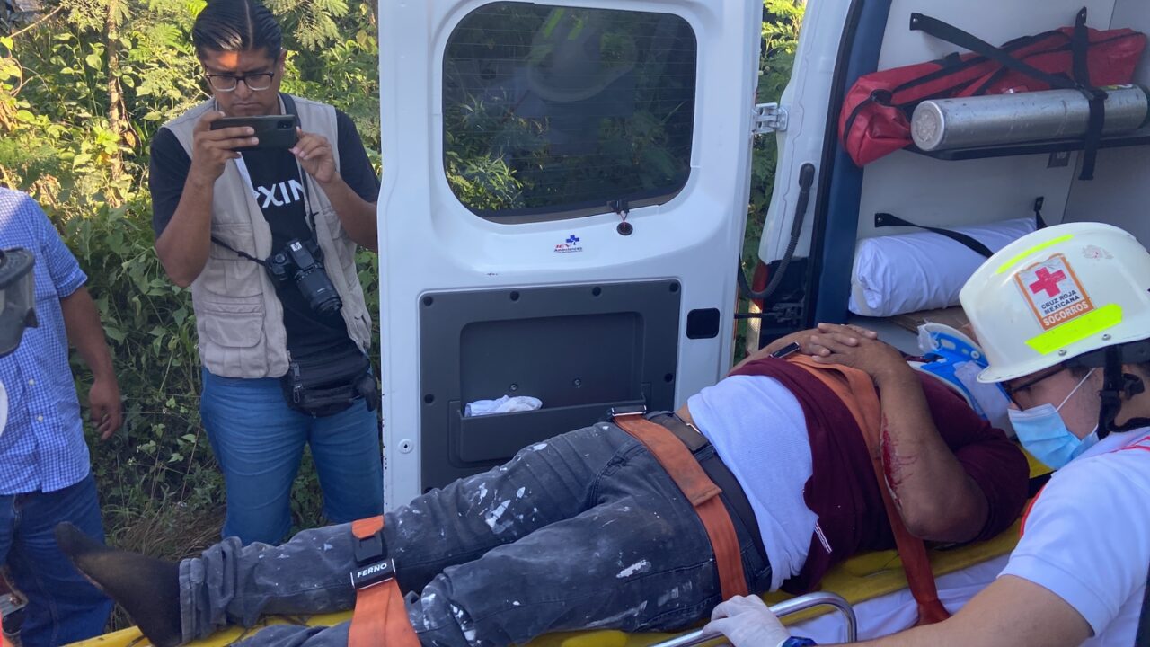 Lesionados dos motociclistas al ser impactados por mototaxi en Tres Reyes; el accidente fue por la imprudencia del conductor de la segunda unidad.