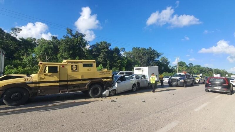 Carambola de cinco vehículos en la autopista Mérida-Cancún