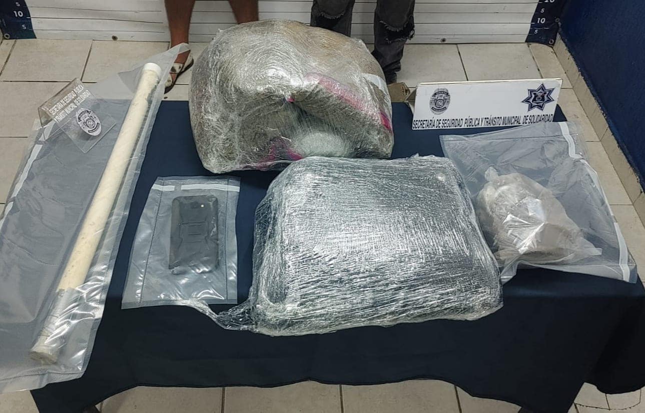 Detienen a dos oaxaqueños con marihuana en colonia Ejido de Playa del Carmen; les decomisaron ocho paquetes de cannabis en una camioneta.