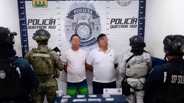 Detienen a dos sujetos con narcóticos y dinero en Playa del Carmen.