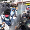 A golpes y empujones, desalojan antimotines a normalistas en Guerrero