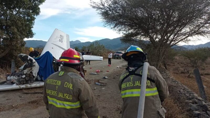 Desplome de una avioneta deja dos muertos y un herido en Jalisco (VIDEO).