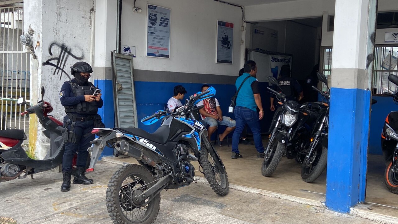 La moto que abandonaron en un taller de la Leona Vicario.