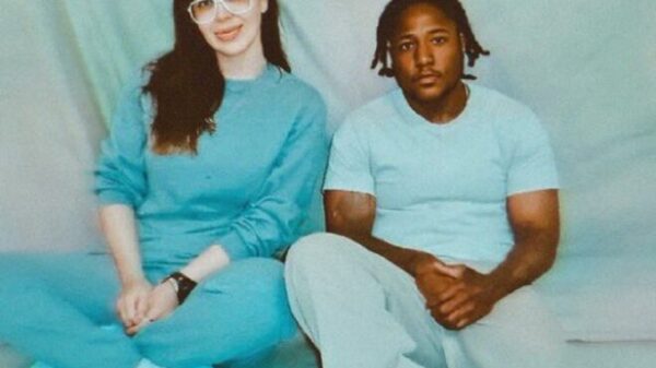 Emma Coronel posa desde prisión con un “amigo”