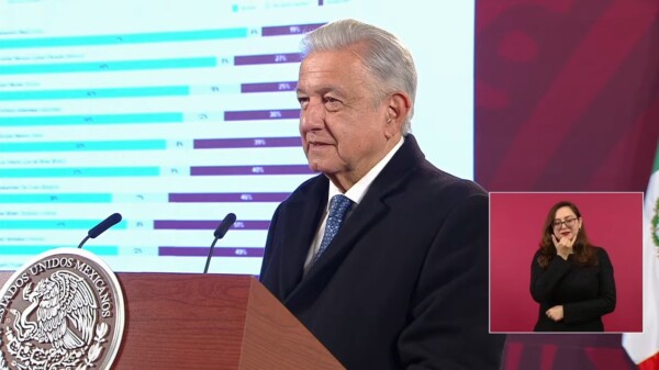 Vuelve a “tirar aceite”; presume ser segundo con más aceptación