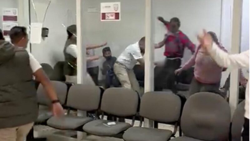 Extranjero violenta oficinas del INM en Aeropuerto de Cancún