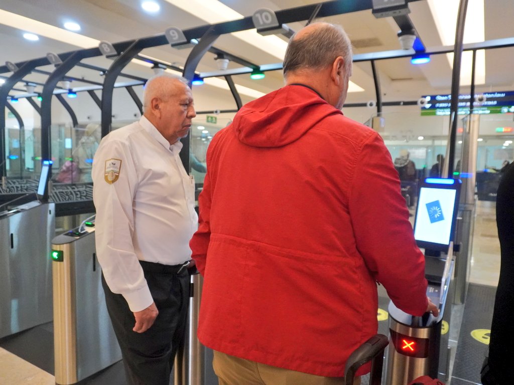 Filtros automatizados agilizan ingreso de turistas extranjeros vía Aeropuerto Internacional de Cancún; las 18 E-Gates han sido utilizadas por 53 mil viajeros.