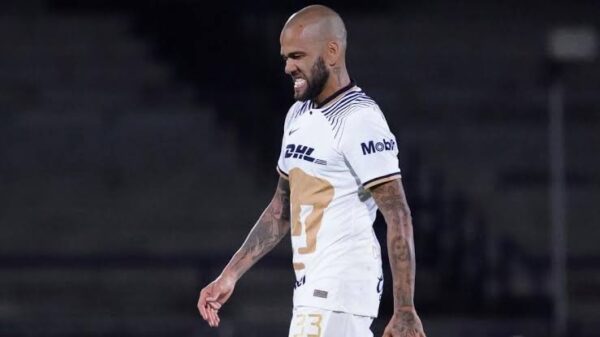 Dani Alves, jugador de Pumas, es detenido por presunta agresión sexual en España.
