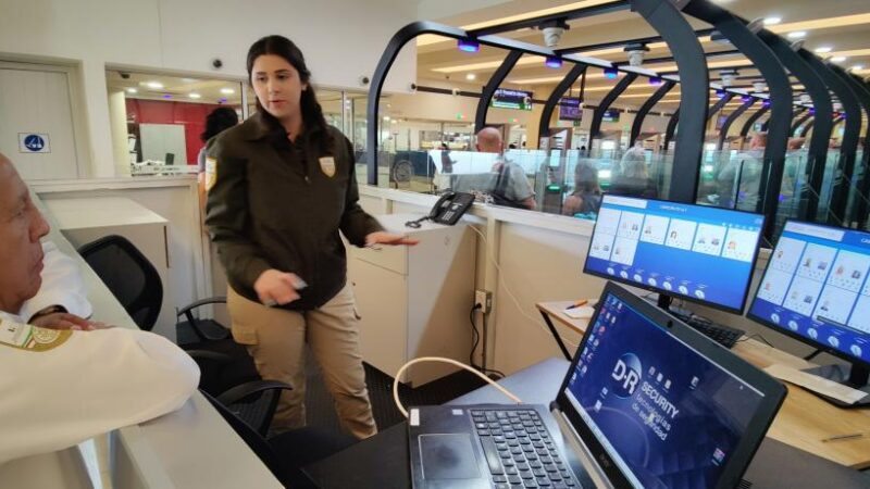 Filtros automatizados agilizan ingreso de turistas extranjeros vía Aeropuerto Internacional de Cancún.