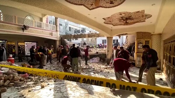 Atacante suicida mata a 47 y hiere a 150 en mezquita en Pakistán (VIDEO).