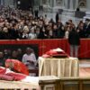 Primer día de funerales de Benedicto XVI congrega a 65 mil fieles