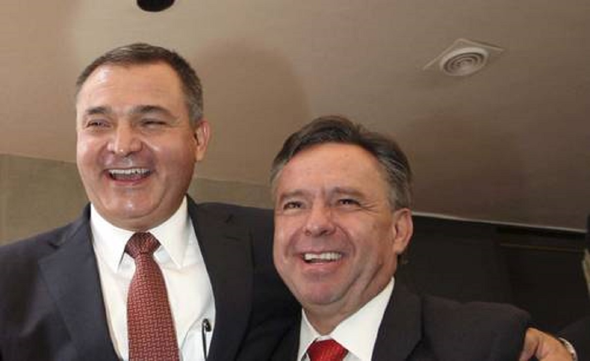 Amigos, cómplices y socios, aquí el "súper policía" de Felipe Calderón junto al hoy prófugo y exprocurador Eduardo Medina Mora. 