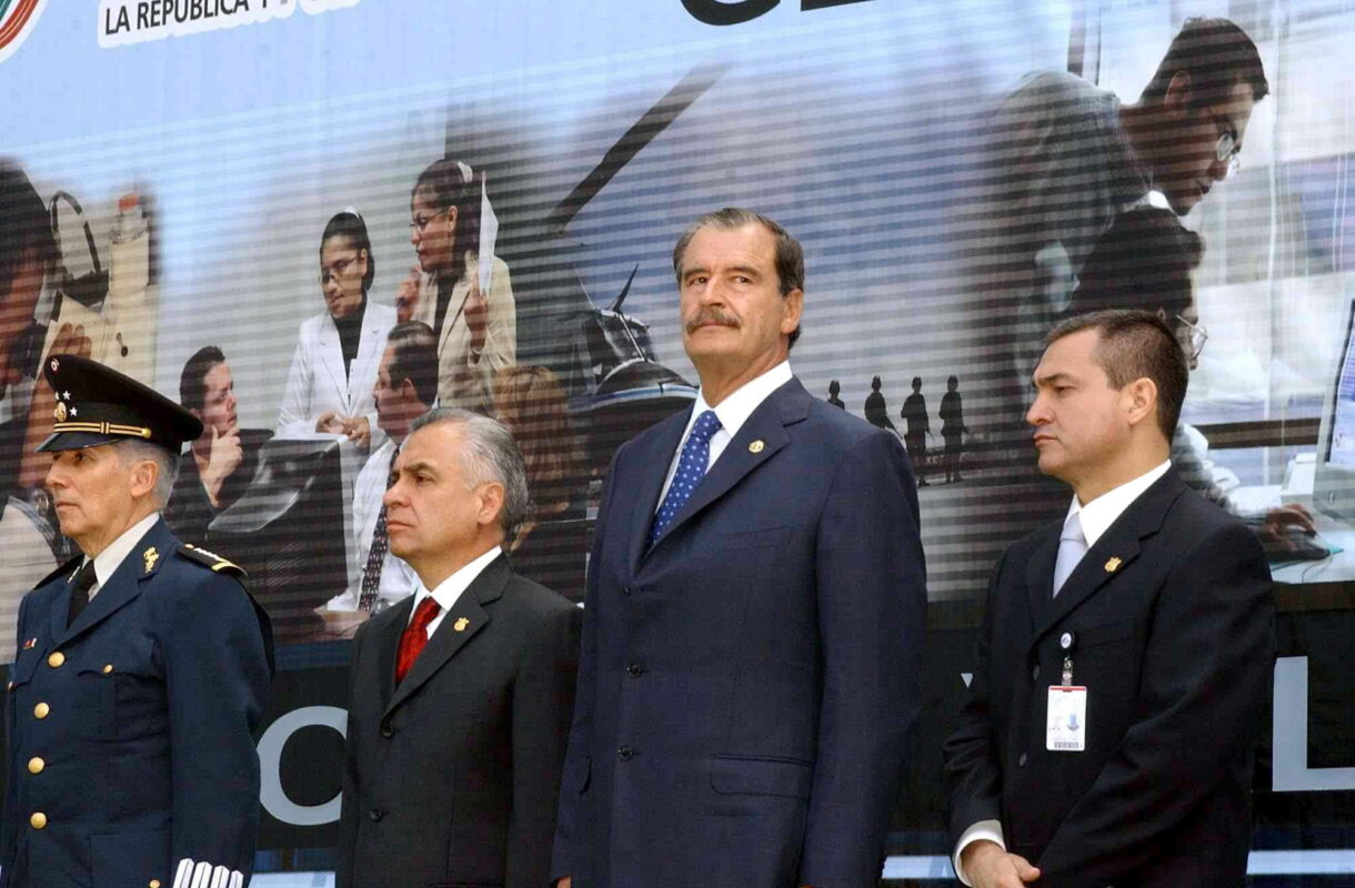 Genaro García Luna, de un oscuro policía a ser el consentido de Calderón; aquí junto a Vicente Fox y a su padrino político y cuñado de Fox, el exprocurador Rafael Macedo de la Concha. 