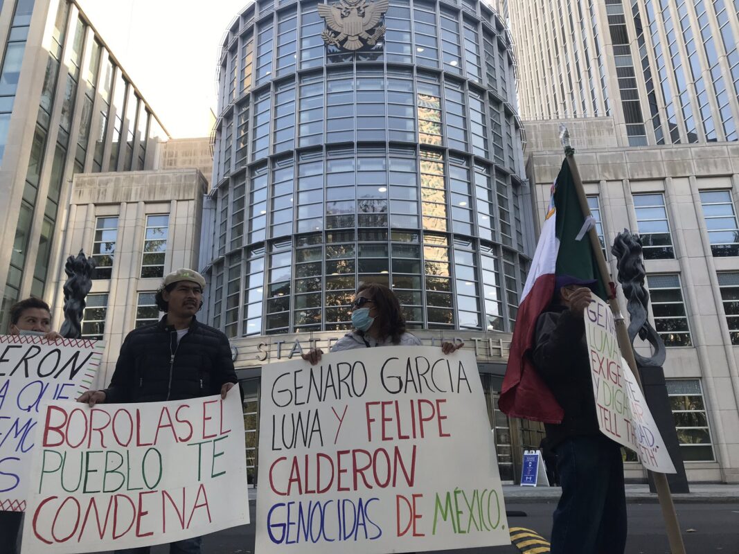 Protestas en contra de Felipe Calderón y Genaro García Luna, afuera de la sala en la que se lleva a cabo el juicio del exsecretario de seguridad. 