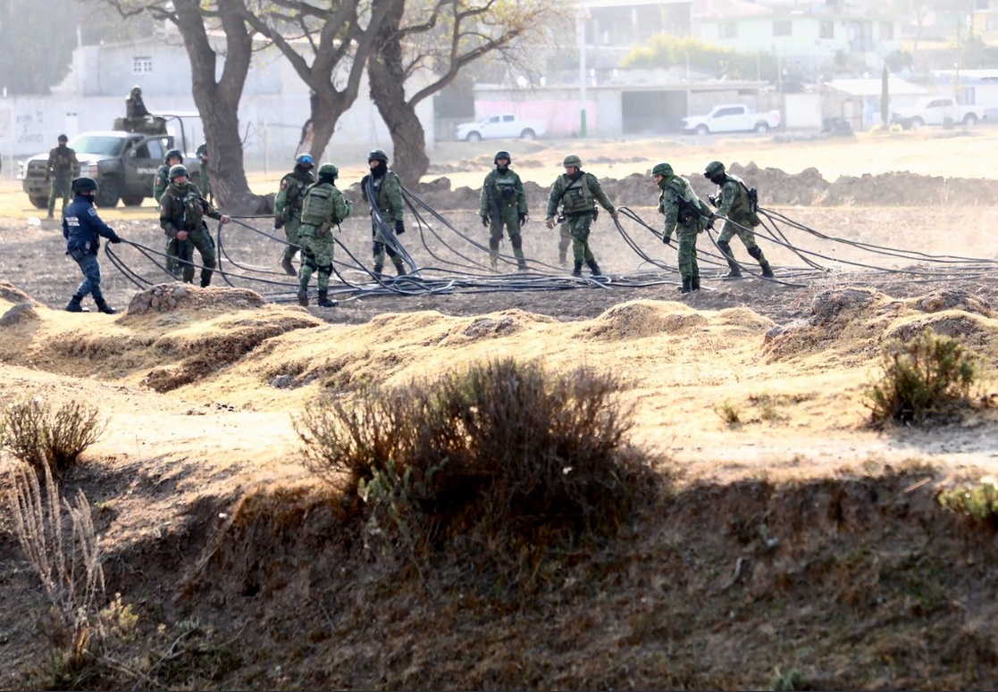 Policías de Hidalgo, apoyados por integrantes del Ejército y de la Guardia Nacional, apresaron en Cuautepec de Hinojosa a uno de los principales cabecillas del robo de hidrocarburos en ductos de Pemex, así como a uno de sus cómplices.