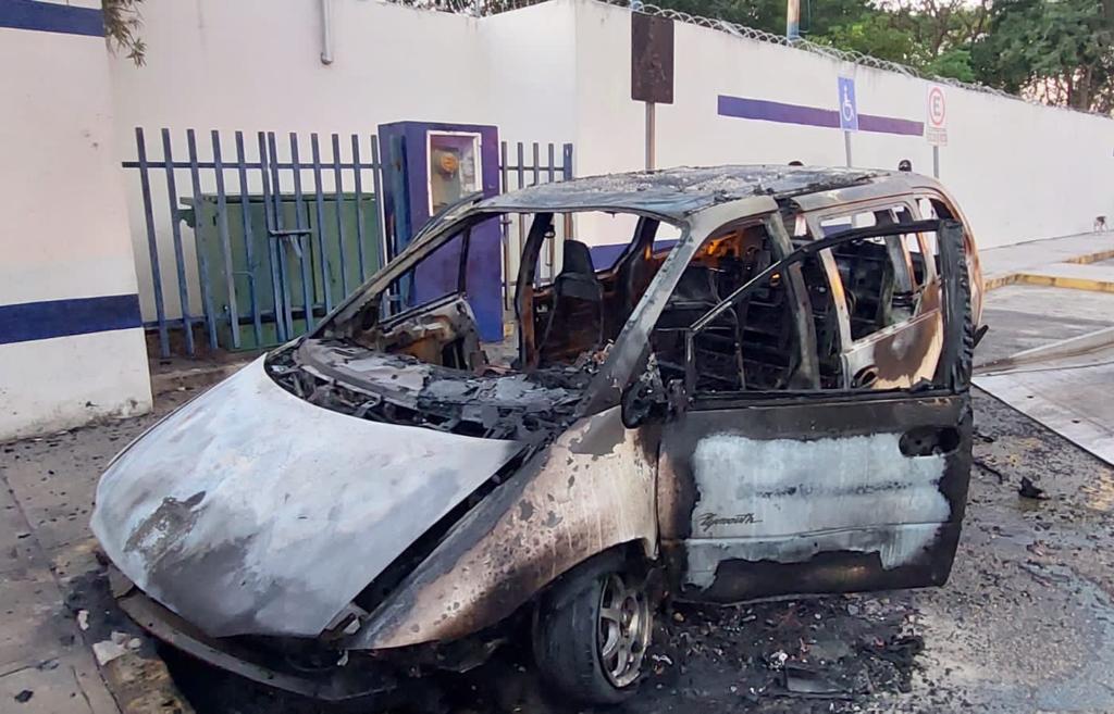 Se salvan de morir quemados frente al ‘Torito’ en Cancún; la camioneta en la cual viajaban cinco jóvenes chocó contra la guarnición.