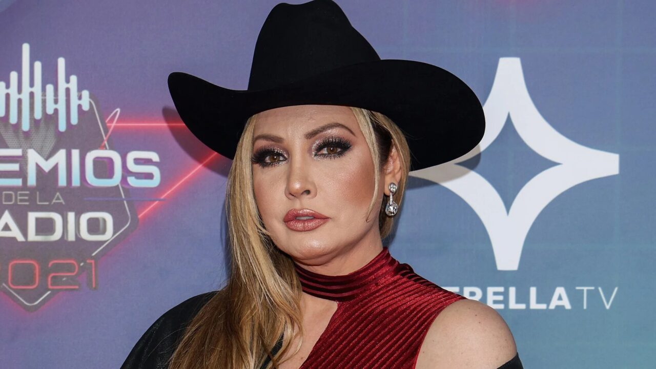 Impiden a Paty Navidad viajar Estados Unidos por no tener vacuna del Covid-19