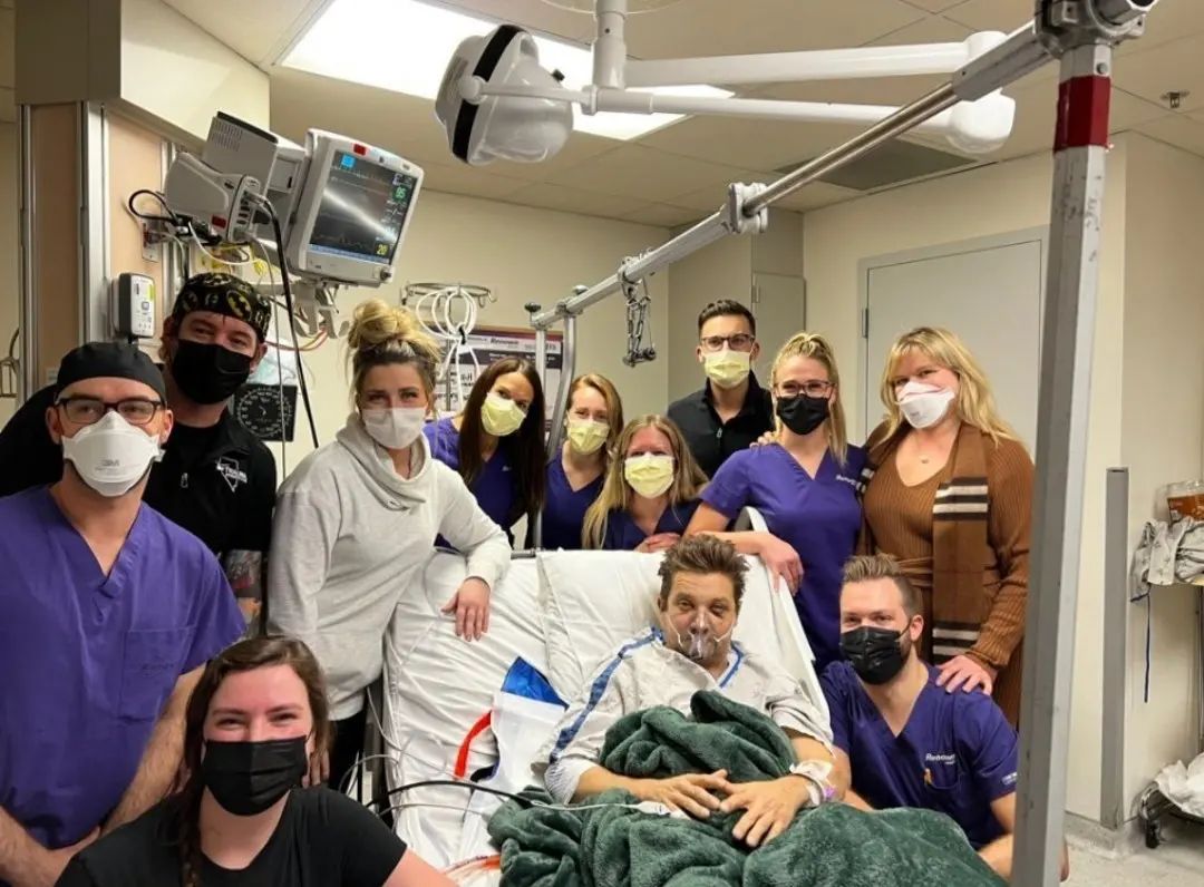 Jeremy Renner compartió un video de su recuperación en el hospital junto a su familia
