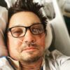Jeremy Renner reaparece con selfie en hospital tras grave accidente