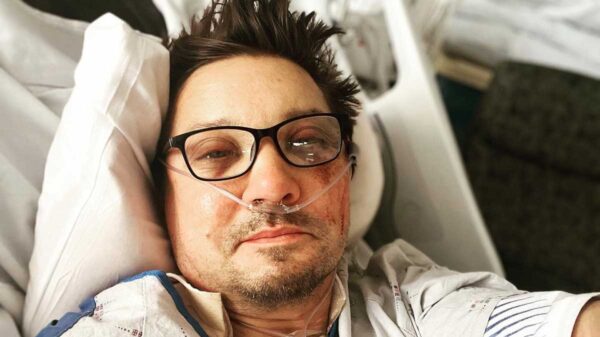 Jeremy Renner reaparece con selfie en hospital tras grave accidente